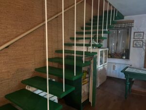 Scale d'ingresso al piano superiore della casa in vendita