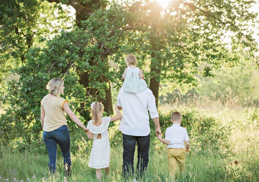 famiglie con 3 figli nel verde gorizia nel prato